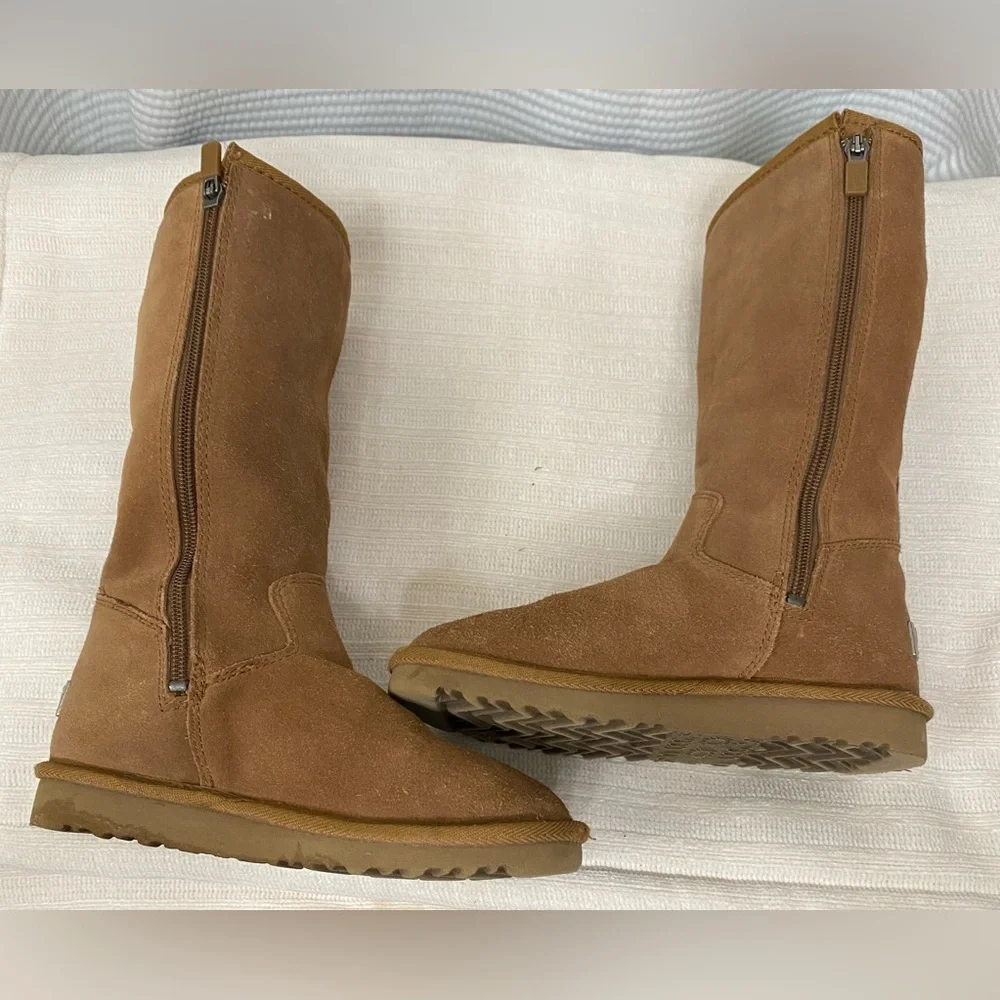 Kids UGG Brown Suede Boots with Side Zipper
Size 1 - Picture 4 of 10